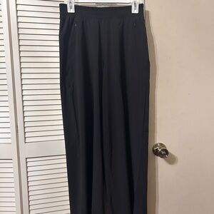 lululemon athletica Women’s black active pants. Zip pockets in front.
